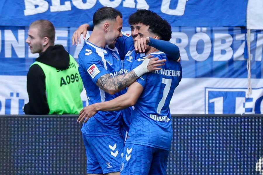 Magdeburg bejubelt den frühen Führungstreffer durch Laurin Ulrich (m.)