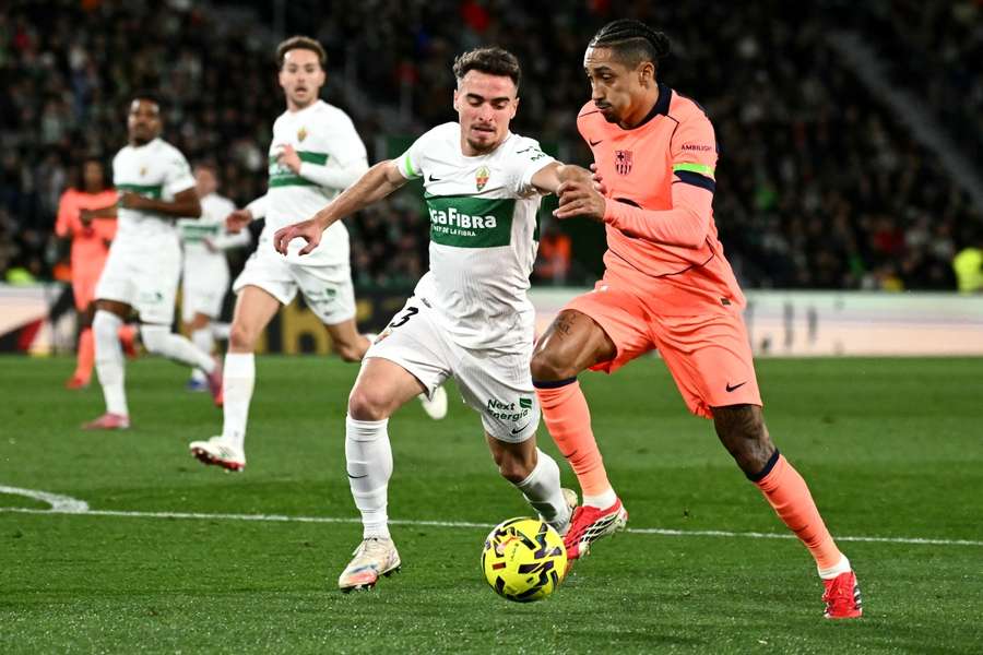 Raphinha, ante Adrià Pedrosa, en el Elche-Barcelona