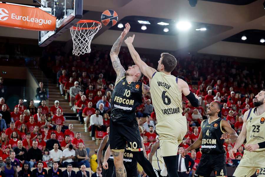 Veselý v souboji s Theisem.