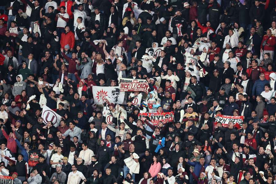 Hinchas de Universitario