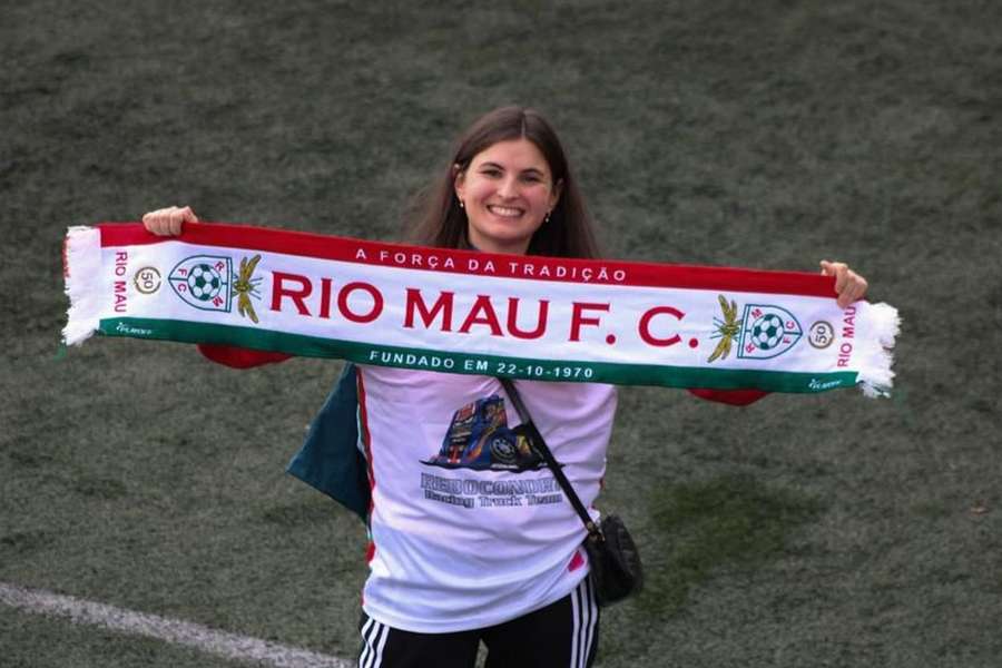 Raquel com um cachecol do Rio Mau