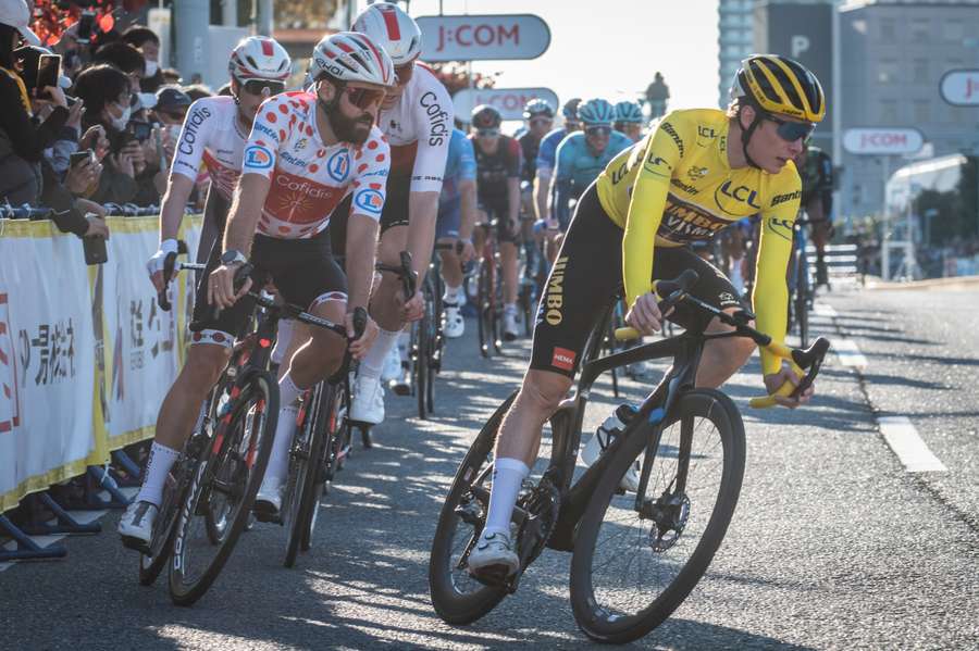 Vingegaard passer på svinget i Tour de France Saitama Criterium den 6. november.