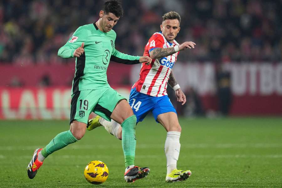 Morata przed Aleixem Garcíą w meczu Girona-Atlético de Madrid.