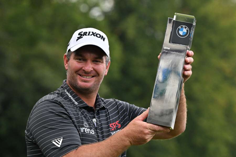 Fox met zijn beker na afloop van de BMW PGA Championship