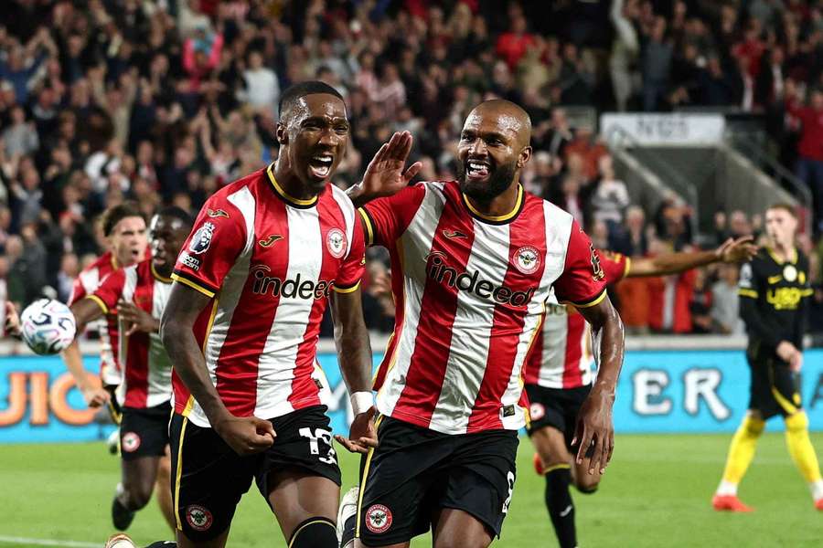Jucătorii lui Brentford se bucură după marcarea unui gol Jucătorii lui Brentford se bucură după marcarea unui gol