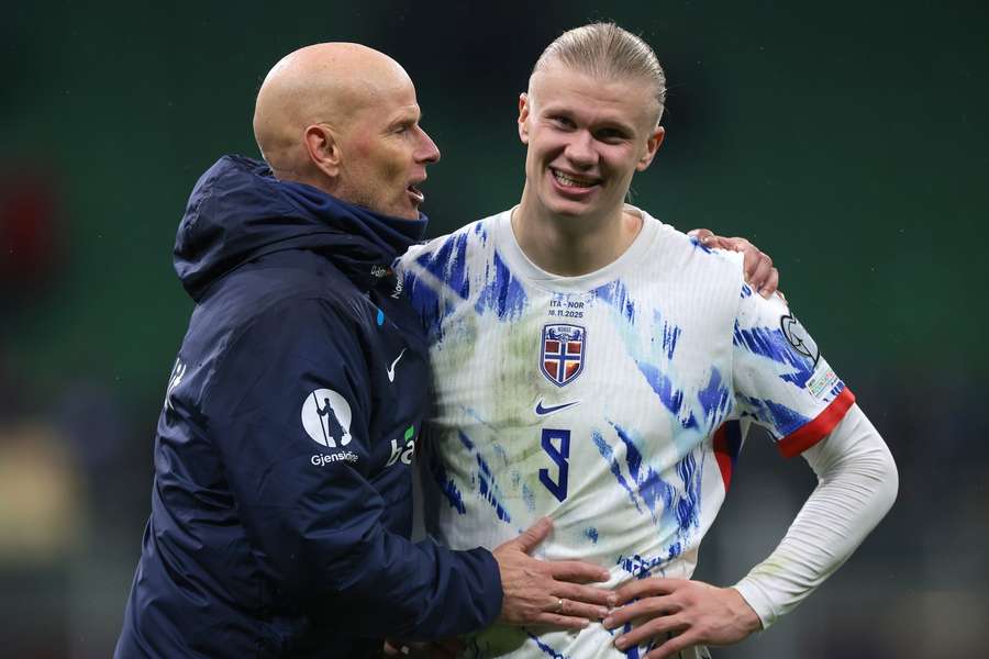 Solbakken v rozpravě s Haalandem. Solbakken v rozpravě s Haalandem.