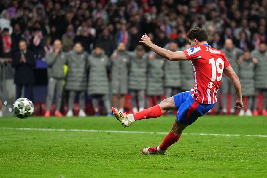 Julián Álvarez, en el momento de ejecutar su polémico penalti.