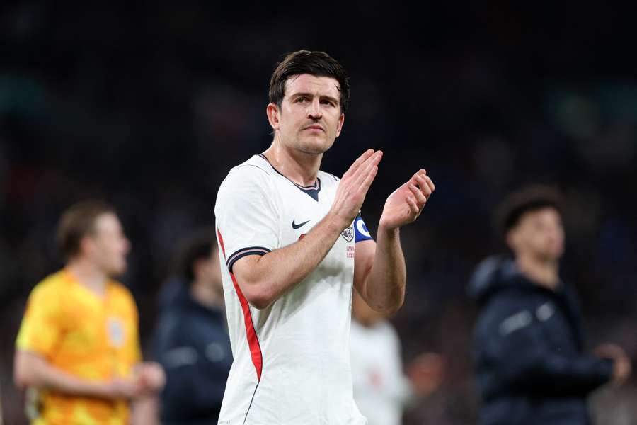 Harry Maguire îi aplaudă pe suporteri după amicalul internațional dintre Anglia și Japonia din martie Harry Maguire îi aplaudă pe suporteri după amicalul internațional dintre Anglia și Japonia din martie