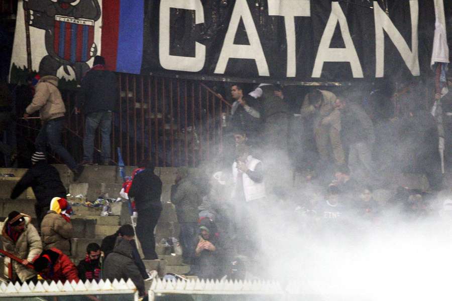 Una decina di tifosi catanesi sono stati portati via dalla polizia