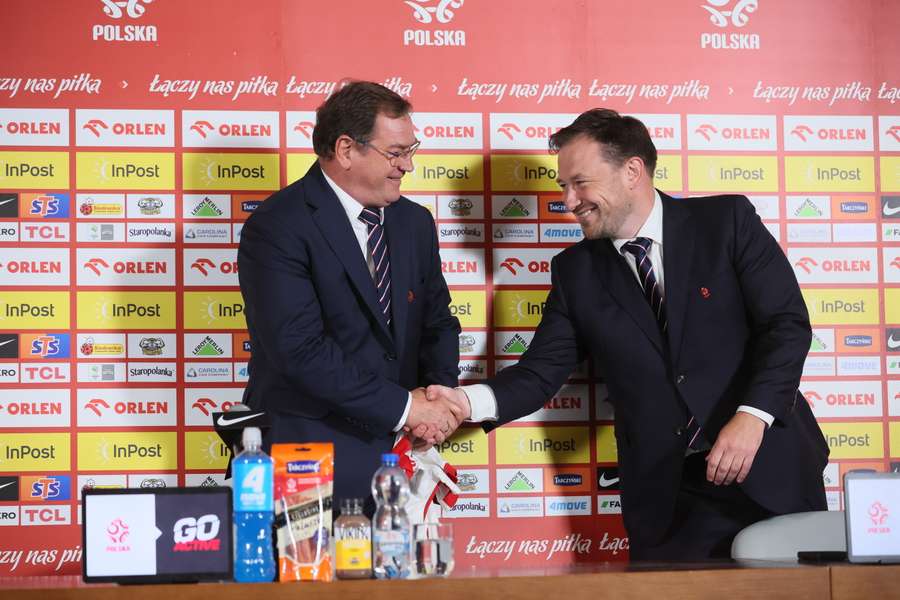 Sekretarz generalny PZPN Łukasz Wachowski (P) i nowy trener reprezentacji Polski Jan Urban (L).