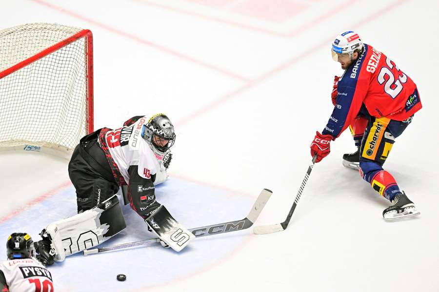 Lukáš Sedlák před brankou Sparty ve druhém play off semifinále extraligy. Lukáš Sedlák před brankou Sparty ve druhém play off semifinále extraligy.