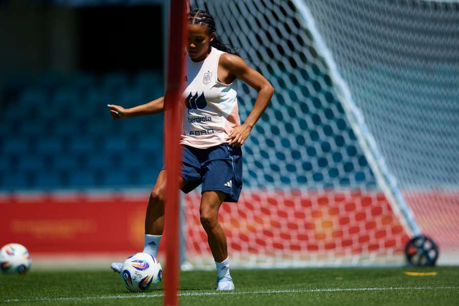 Vicky López, durante un entrenamiento con España Vicky López, durante un entrenamiento con España