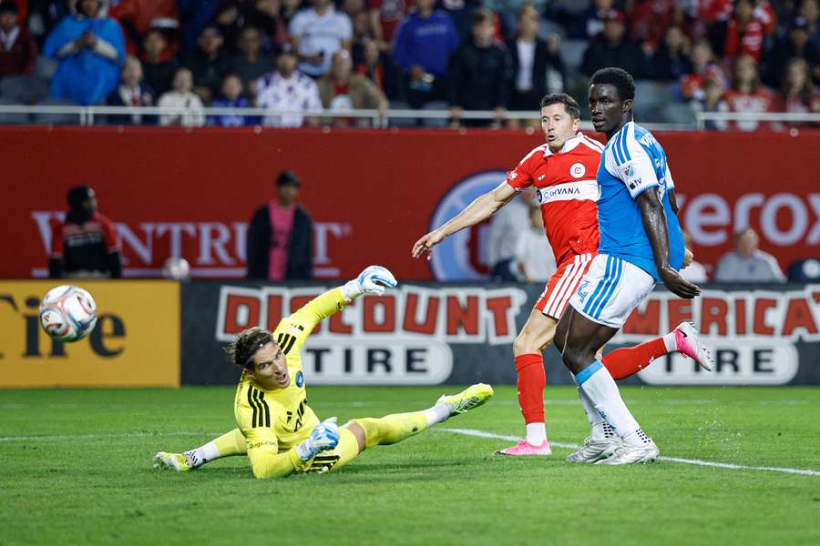 Robert Lewandowski střílí jeden ze svých dvou gólů za Chicago.