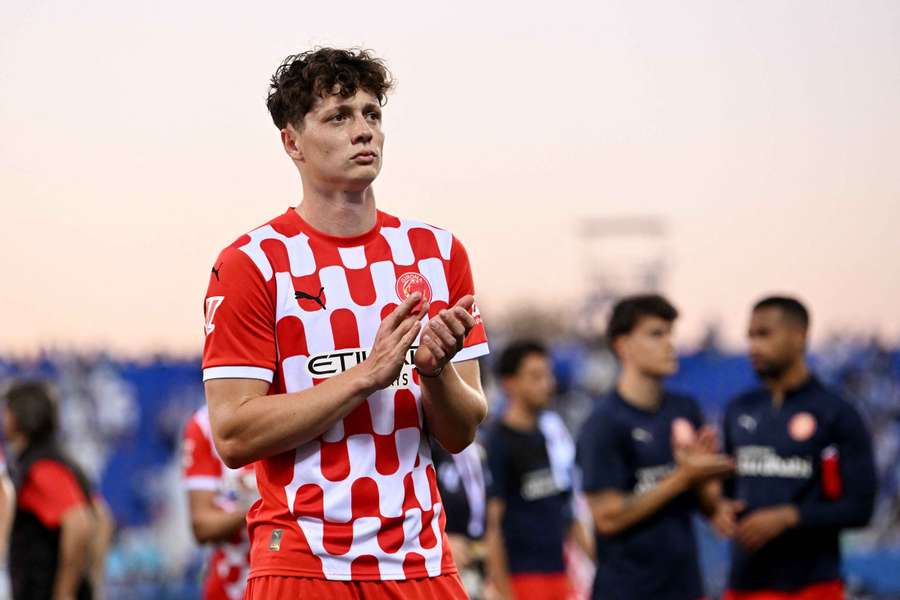 Krejci aplaude a la afición del Girona tras un partido de LaLiga ante el Leganes