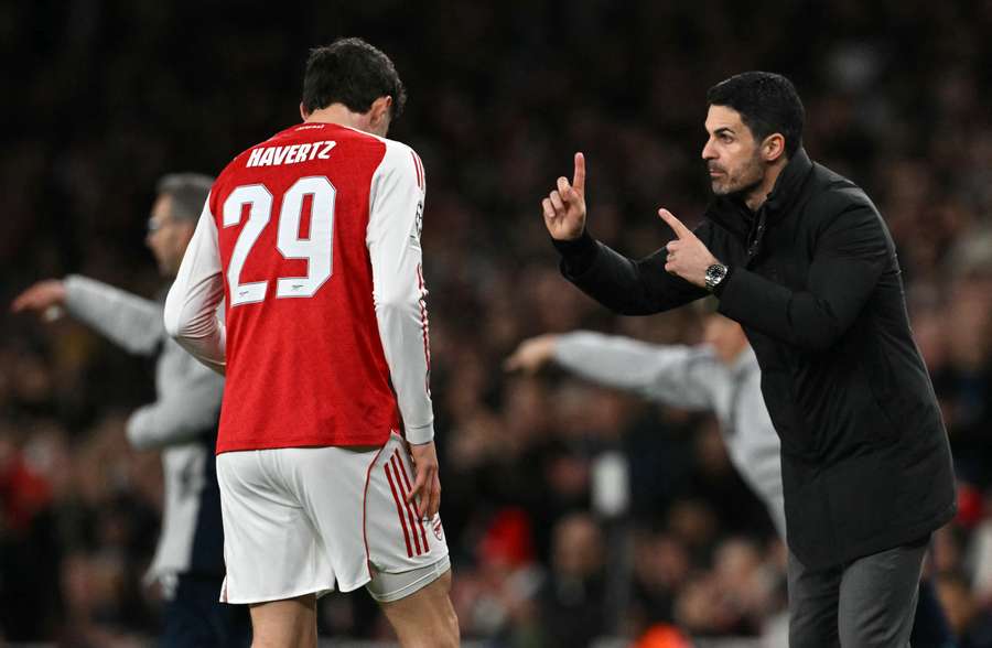 Mikel Arteta udziela wskazówek Kaiowi Havertzowi Mikel Arteta udziela wskazówek Kaiowi Havertzowi
