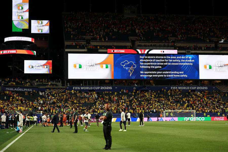 Alerta em um dos telões do Lincoln Financial Field