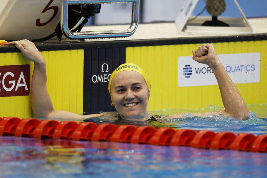 Ariarne Titmus celebrates after winning the women's 400m freestyle final