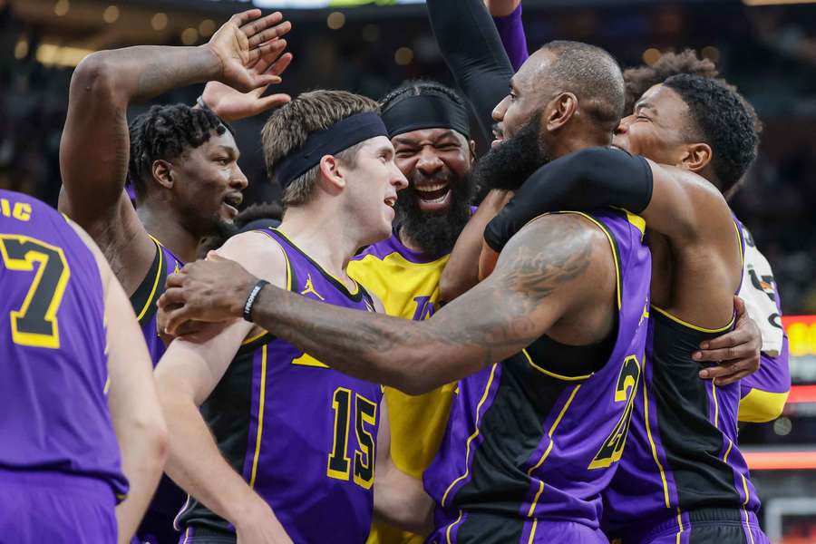 Les Lakers célébrant la victoire.