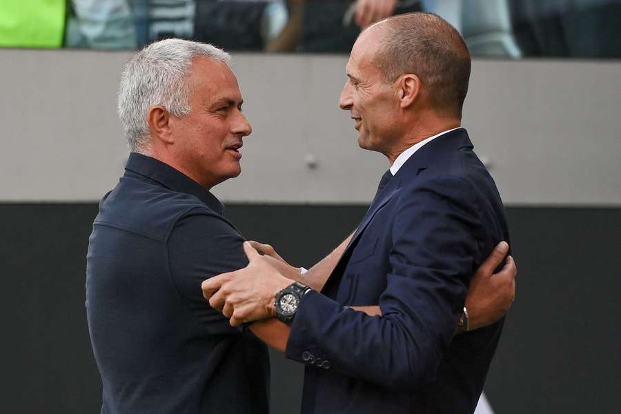 Massimiliano Allegri får støtte af kollegaen José Mourinho, der omtaler Juventus' pointstraf som en joke.