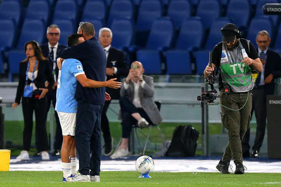 Maurizio Sarri abbraccia Pedro