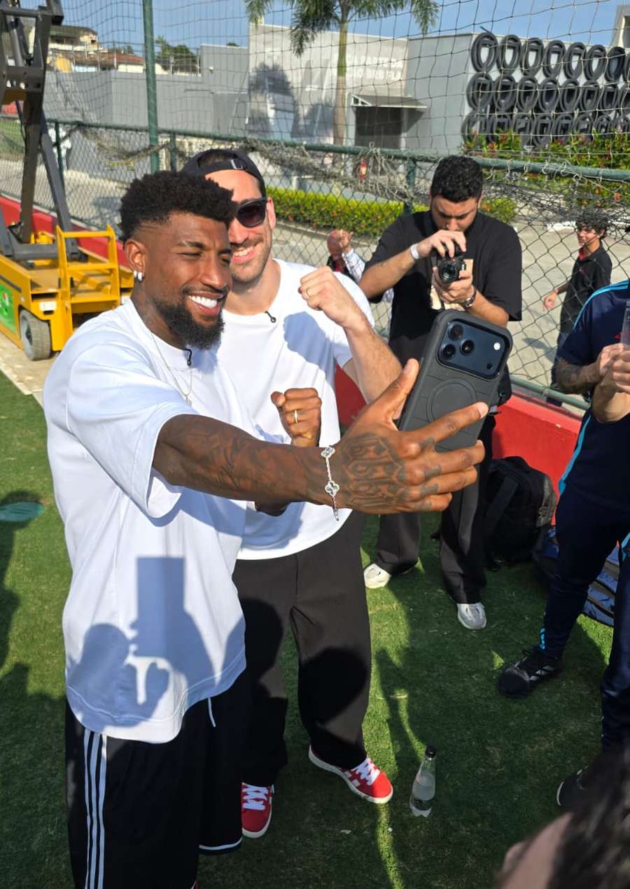 Leo Ortiz e Emerson Royal gravaram conteúdos para as redes sociais dos Dallas Cowboys Leo Ortiz e Emerson Royal gravaram conteúdos para as redes sociais dos Dallas Cowboys