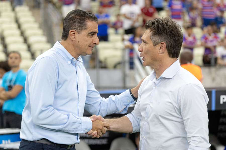 Renato Paiva cumprimenta Guillermo Barros Schelotto