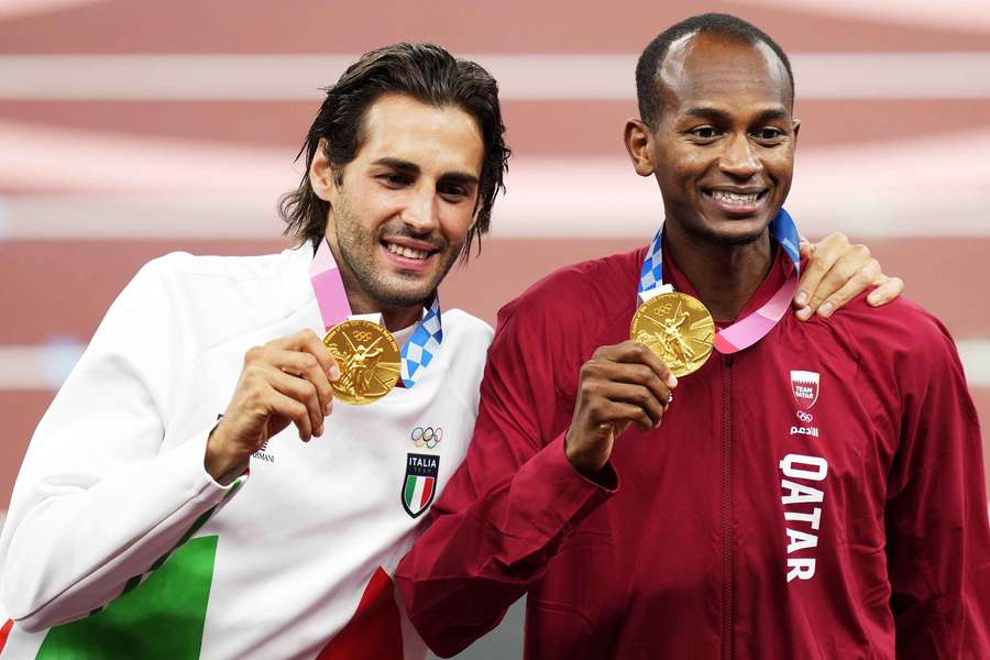 Mutaz Barshim (R) en Gianmarco Tamberi met hun gedeelde gouden medailles in 2021