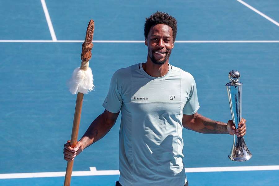 Gaël Monfils s trofejí z turnaje v Aucklandu.