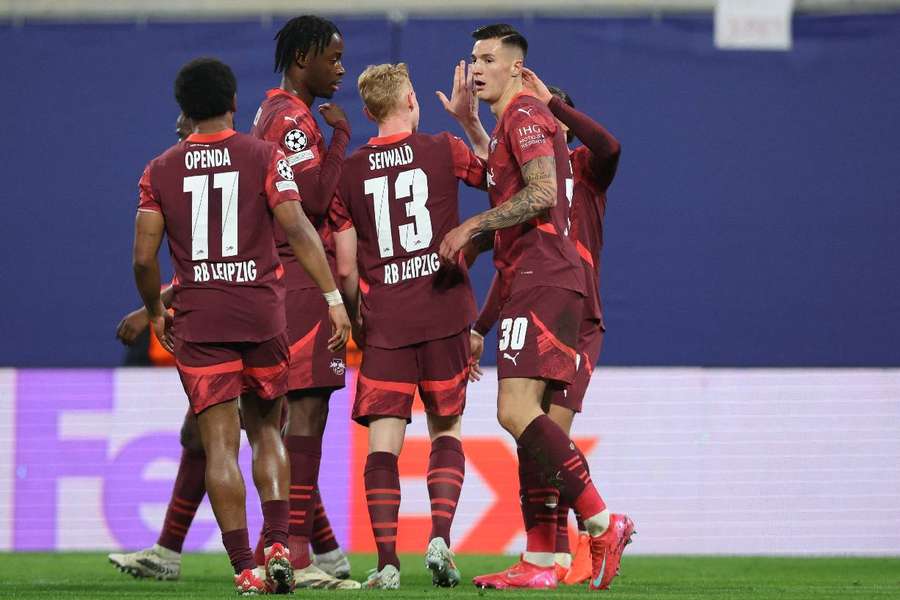 Sesko celebrando el gol con sus compañeros