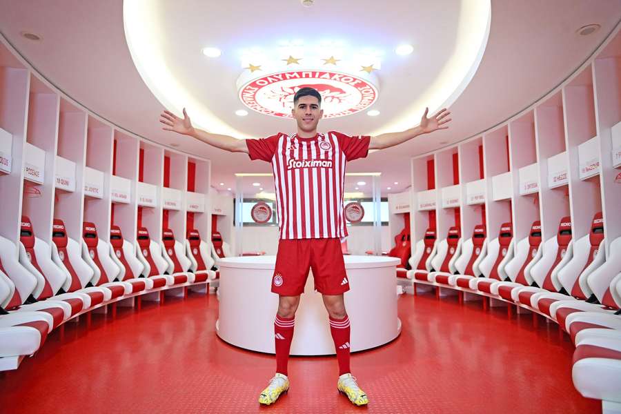 Fran Navarro apresentado oficialmente no Olympiacos