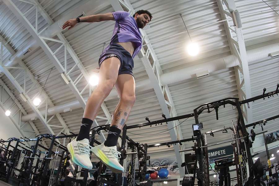 Alex Telles durante treino nas instalações do Philadelphia Eagles, da NFL
