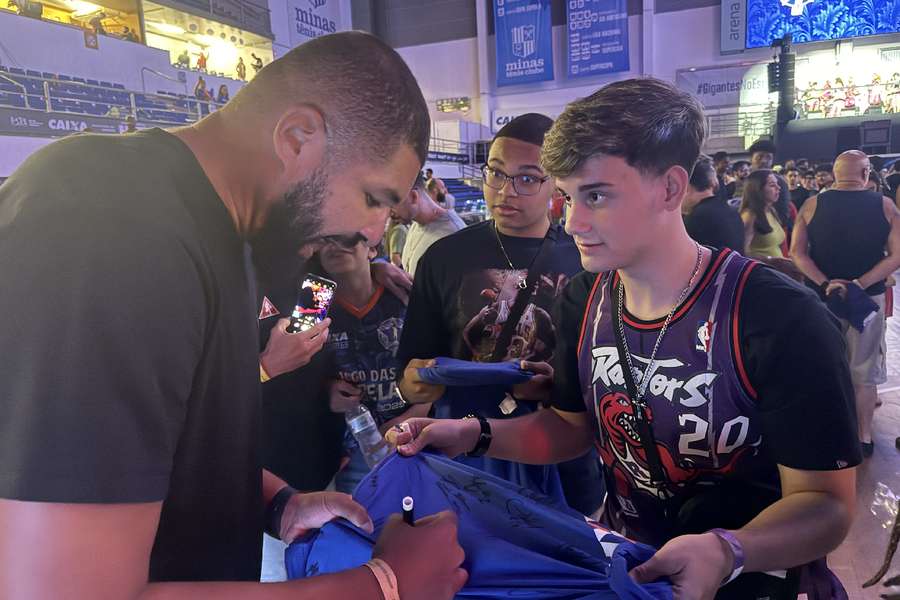 Olivinha atende fãs durante o Jogo das Estrelas do NBB