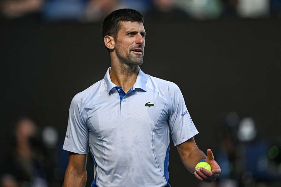 Novak Djokovic reage ao jogo com Jannik Sinner durante a meia-final do Open da Austrália.