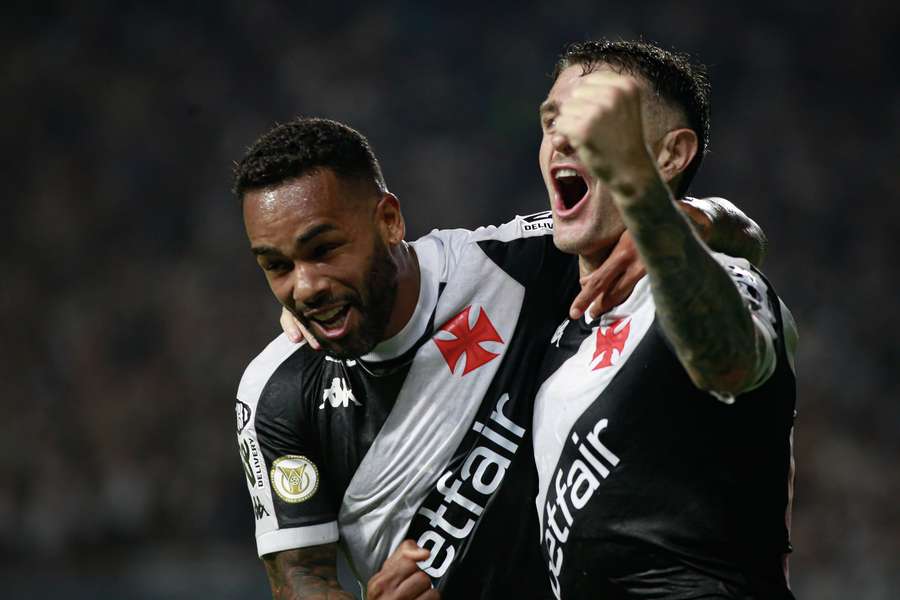 Vegetti celebra Alex Teixeira pelo gol contra o Atlético-GO Vegetti celebra Alex Teixeira pelo gol contra o Atlético-GO