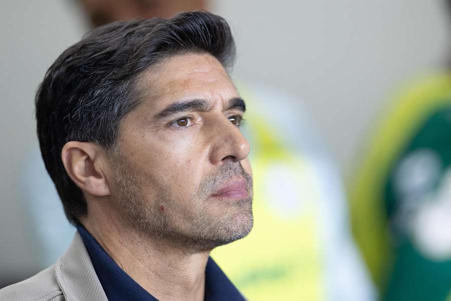 Abel Ferreira recebeu dois jogos de suspensão após chutar microfone Abel Ferreira recebeu dois jogos de suspensão após chutar microfone
