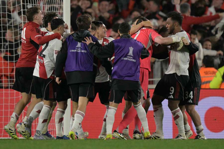 River Plate segue em frente