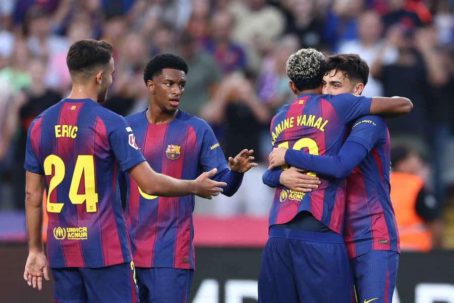 Gólová radost hráčů Barcelony.