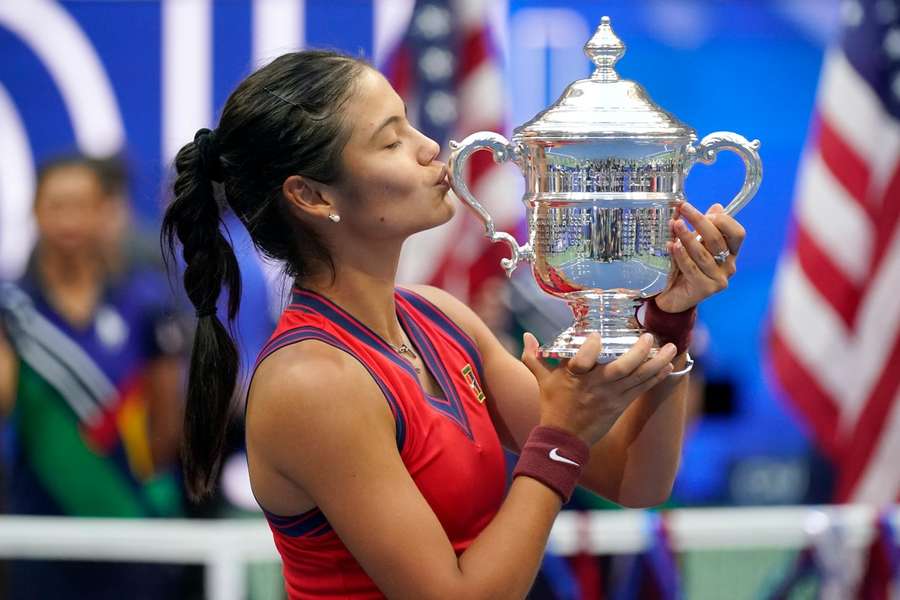 Emma Raducanu kust de trofee na het winnen van de US Open