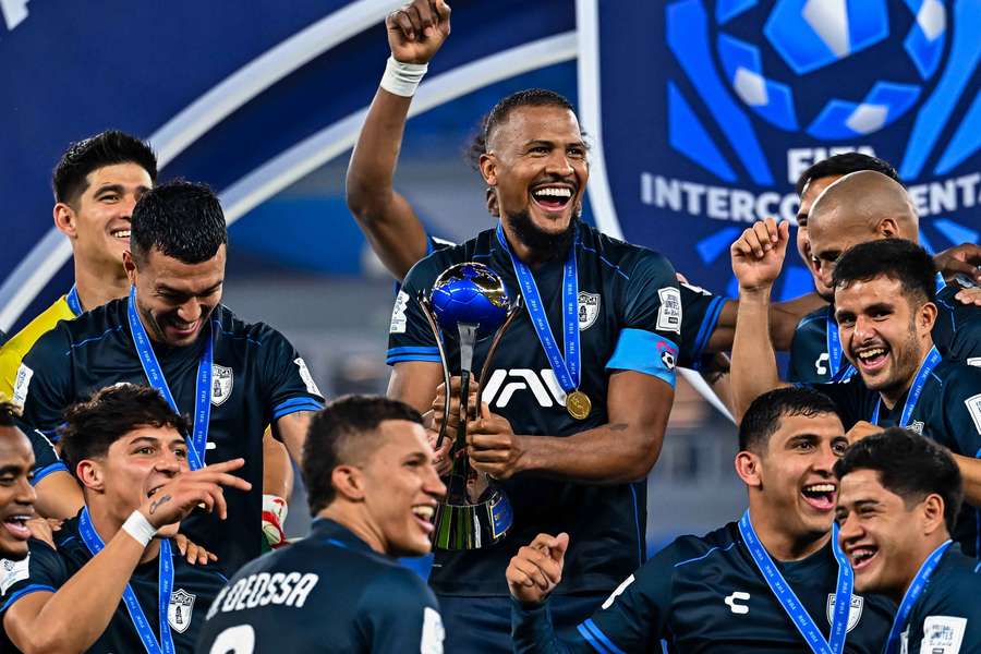 Rondón y sus compañeros celebran su victoria ante el Botafogo en el Derbi de las Américas