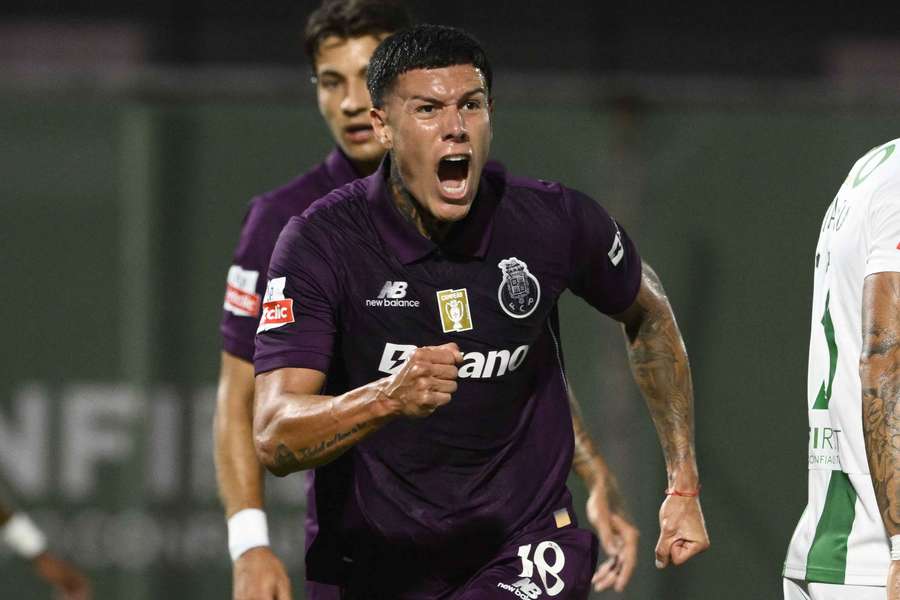 Nehuén Pérez abriu o marcador na visita dos "dragões" ao reduto do Rio Ave (0-2)