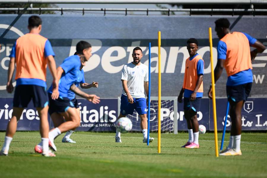 Farioli dá indicações no treino do FC Porto Farioli dá indicações no treino do FC Porto