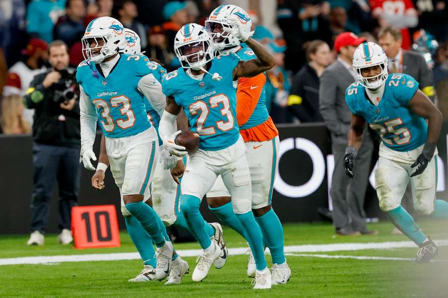 Jack Jones celebra una intercepción para los Miami Dolphins ante los Washington Commanders. Jack Jones celebra una intercepción para los Miami Dolphins ante los Washington Commanders.