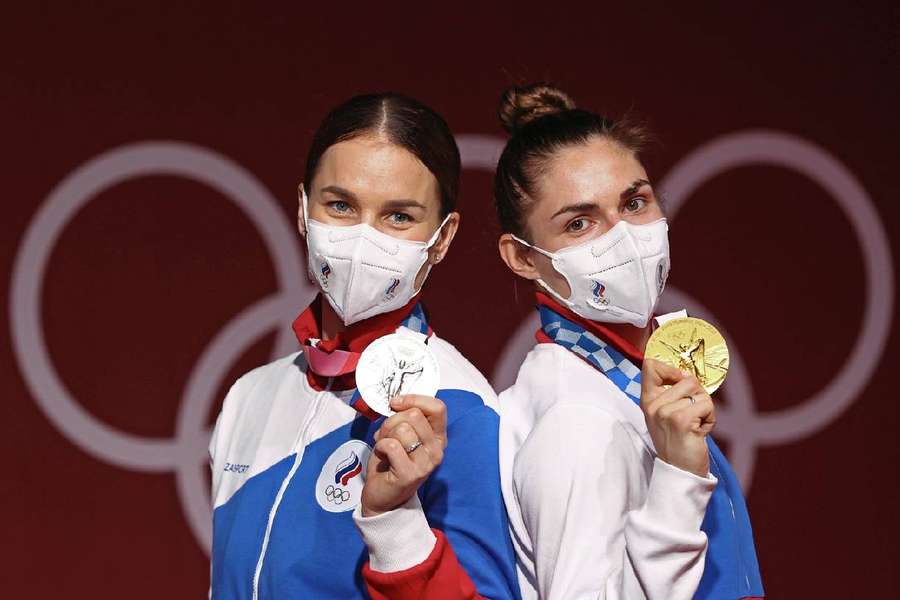 Sofya Velikaya (à gauche) et Sofia Podzniakova sur le podium du sabre à Tokyo