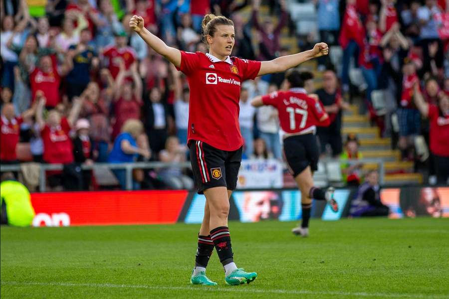 United had to defeat their local rivals to prevent Chelsea from wrapping up a fourth successive English women's title