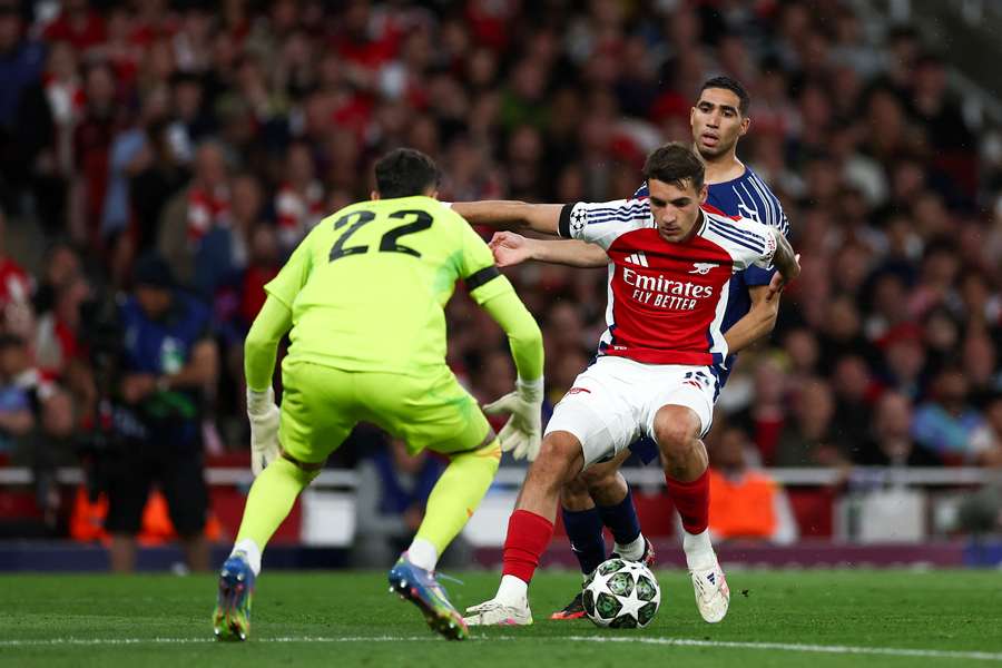 Jakub Kiwior i Achraf Hakimi z PSG w pierwszym meczu półfinałowym LM