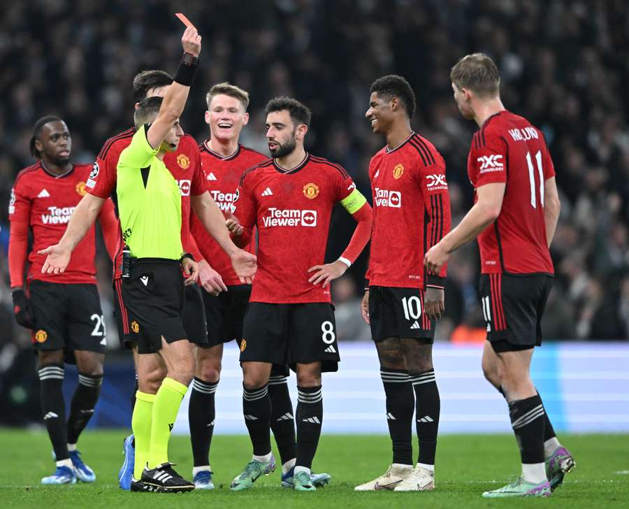 Donatas Rumsas muestra la tarjeta roja al delantero inglés del Manchester United #10 Marcus Rashford