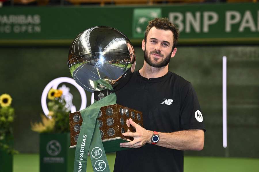 Tommy Paul avec son nouveau trophée.