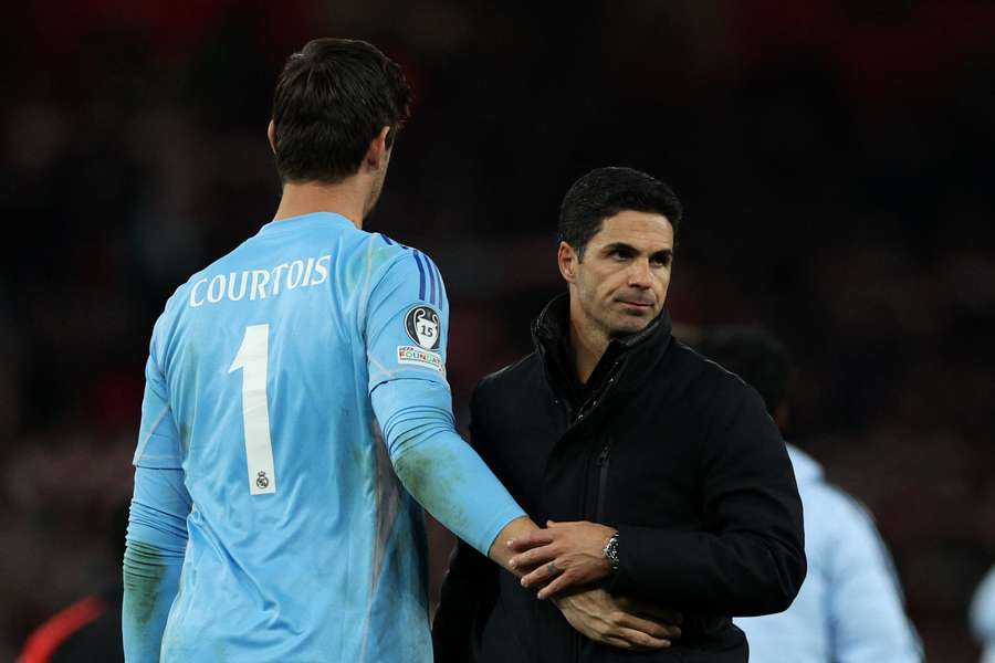 Courtois saluda a Arteta.