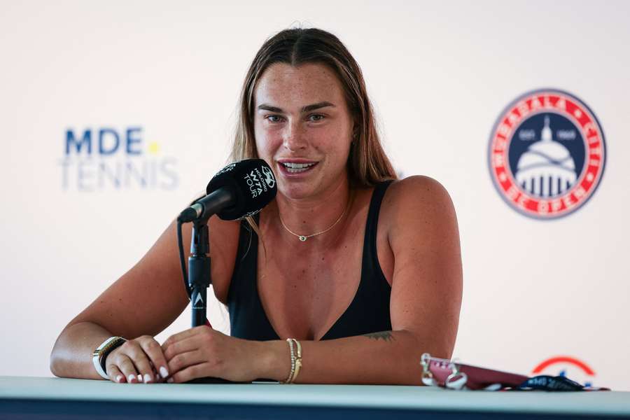 Aryna Sabalenka habla con los medios durante el Abierto de Washington