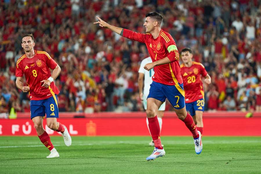 Álvaro Morata celebra o seu golo contra a Irlanda do Norte